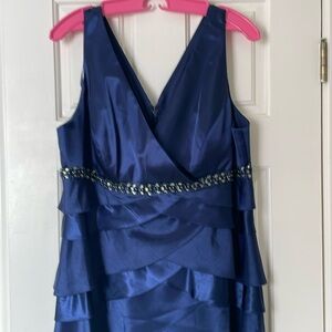 Laura navy blue ruffle dress

Full length

Size 16 never worn 

Selling for $60